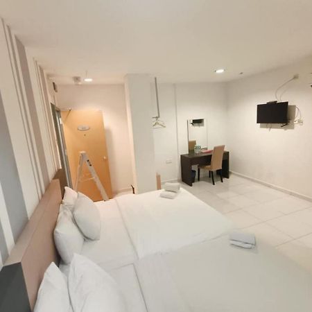 SR Inn Simpang Renggam Exterior foto