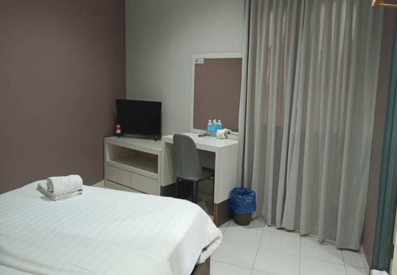 SR Inn Simpang Renggam Exterior foto