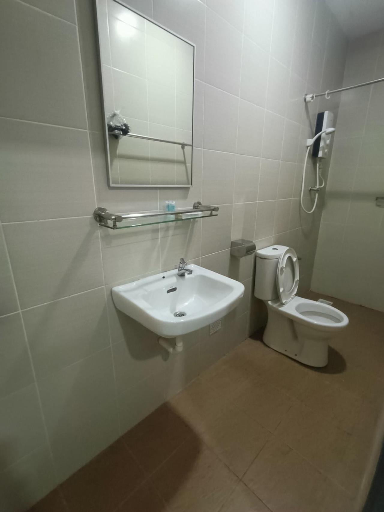 SR Inn Simpang Renggam Exterior foto