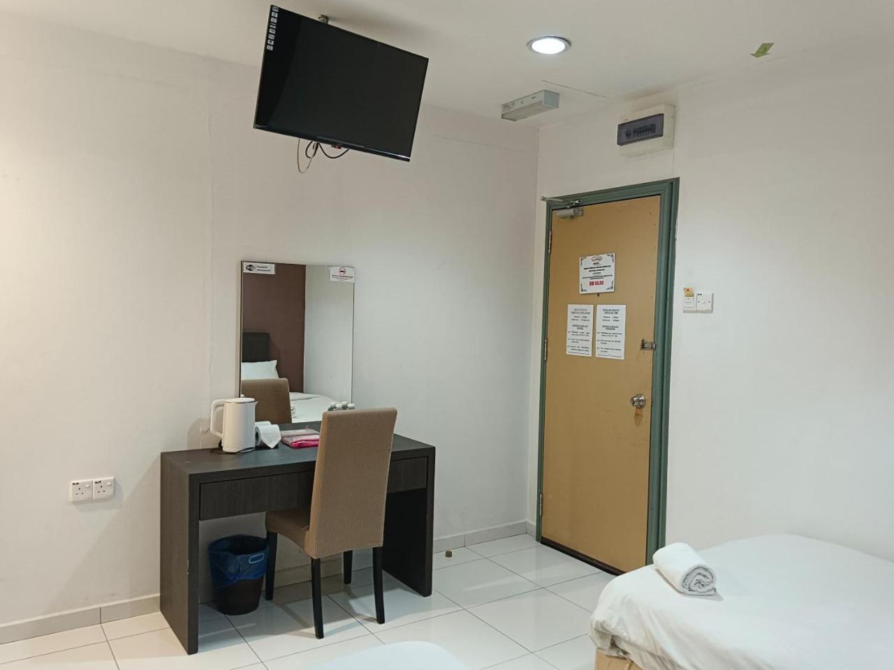SR Inn Simpang Renggam Exterior foto