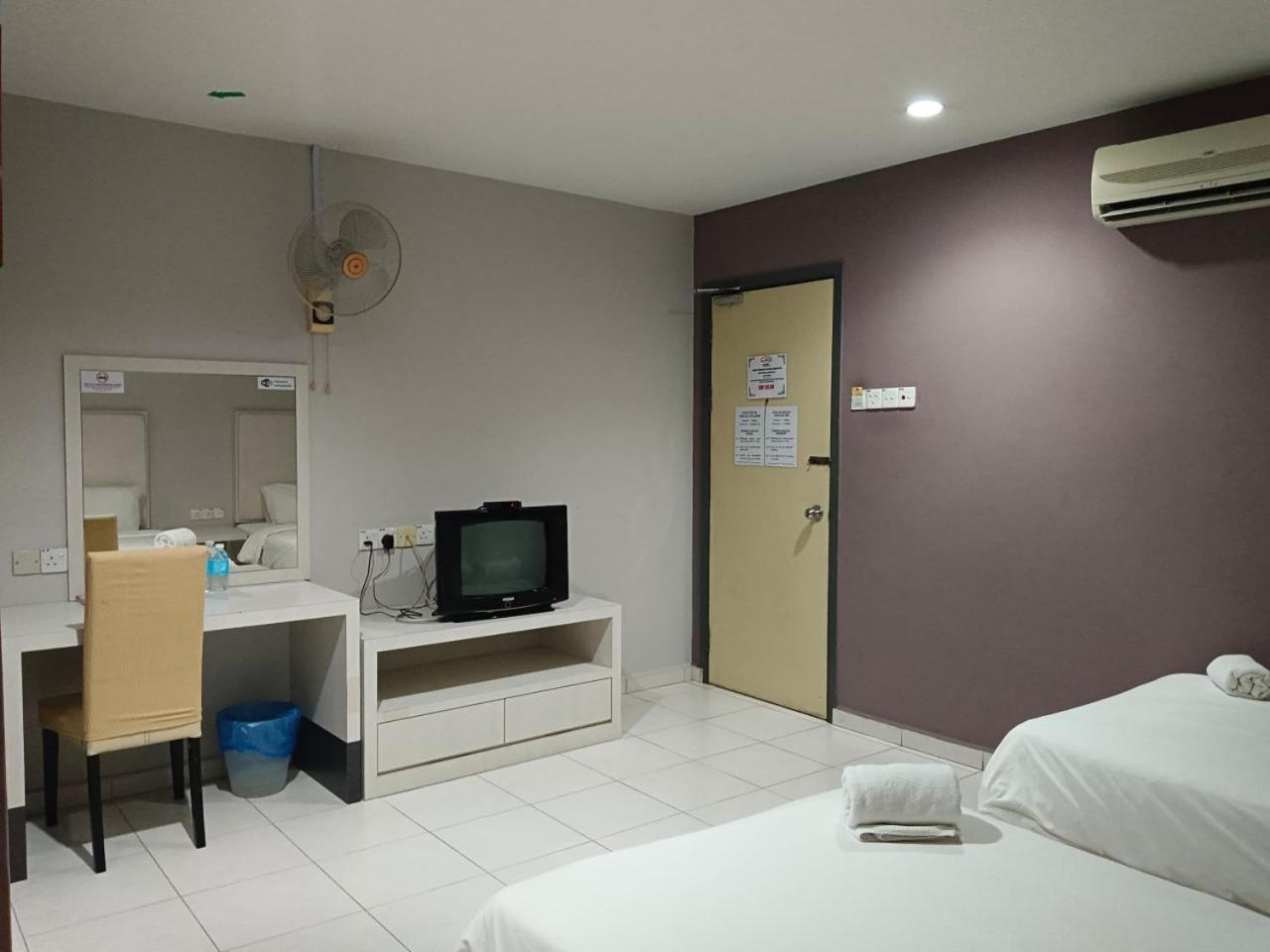 SR Inn Simpang Renggam Exterior foto
