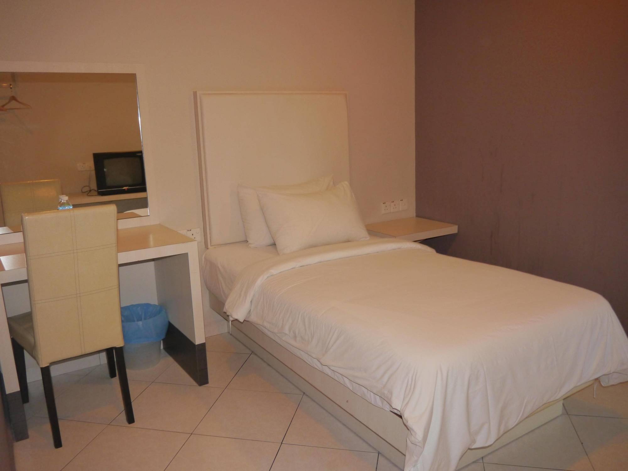 SR Inn Simpang Renggam Exterior foto
